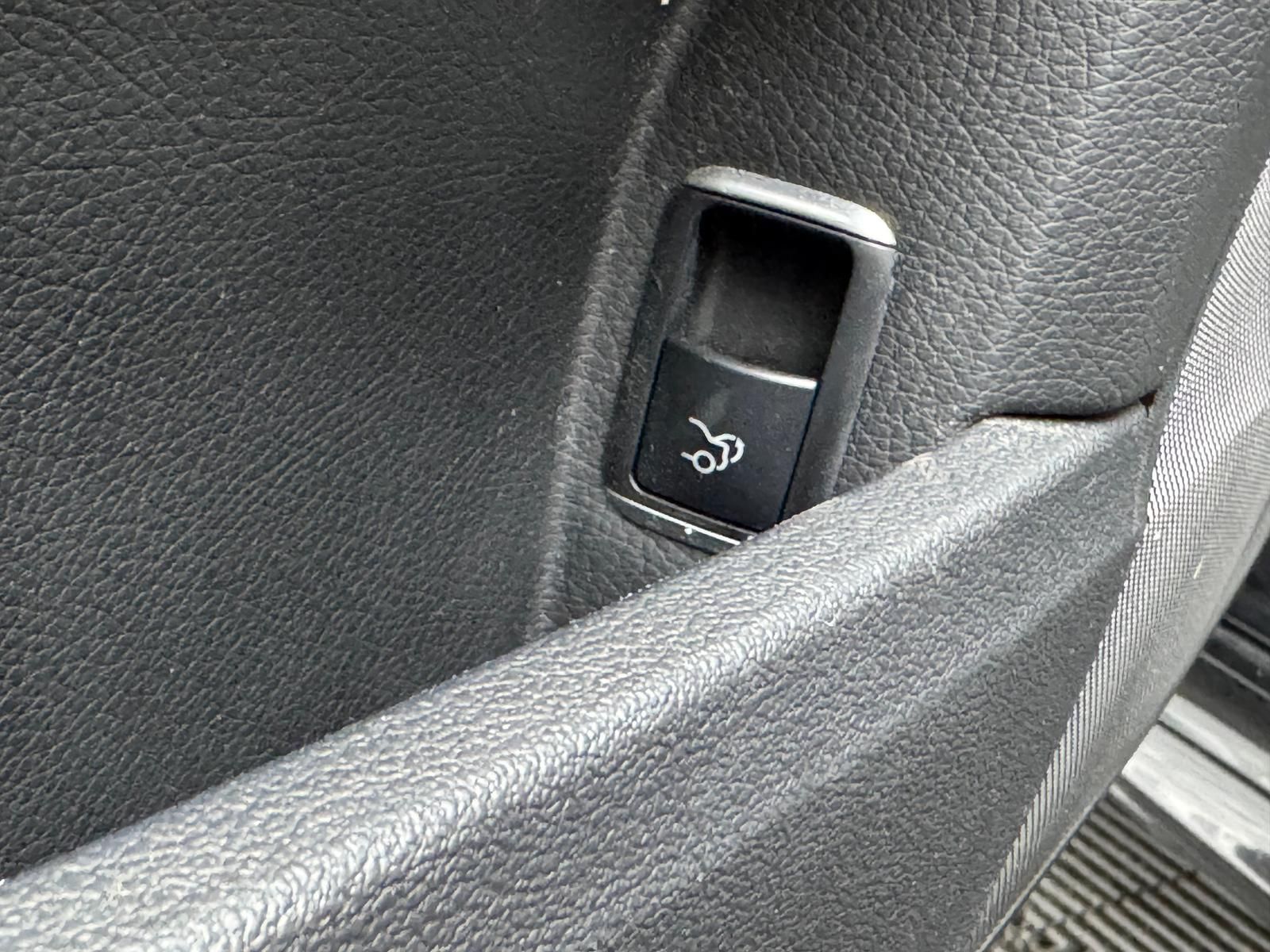 Fahrzeugabbildung Mercedes-Benz E 300 AMG V6 3.5L/PANO/HARMAN&KARDON/AHK/ILS/LED