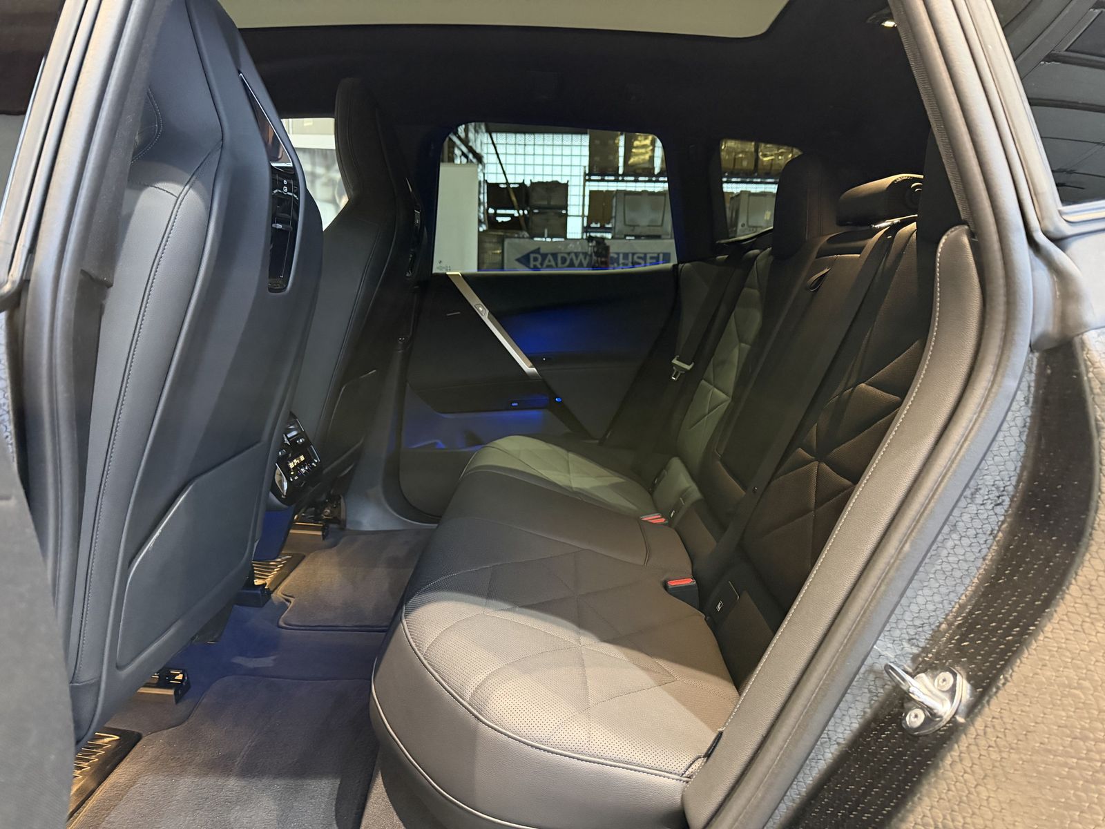 Fahrzeugabbildung BMW iX xDrive40 Panorama-Glasdach Sky Lounge, Sportp