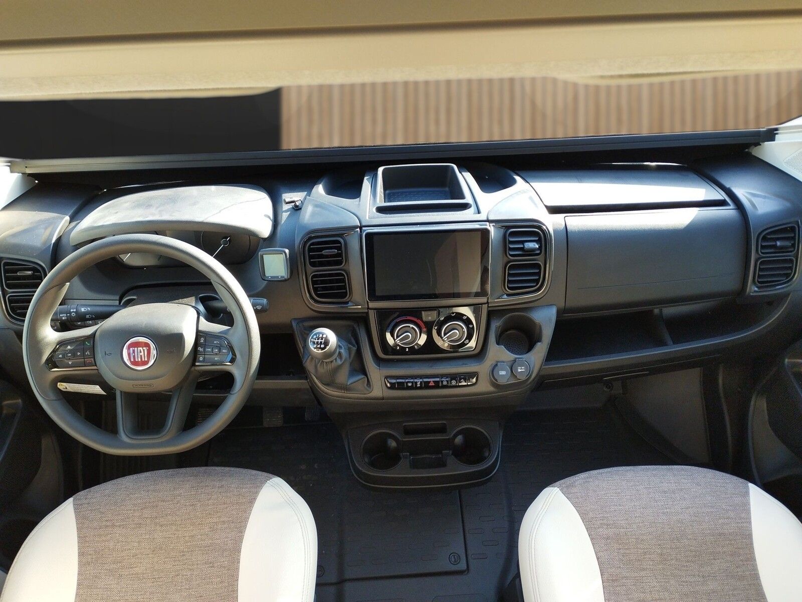 Fahrzeugabbildung Eura Mobil Van V 635 EB Captain-Chair-Sitze, Skyroof, RFK