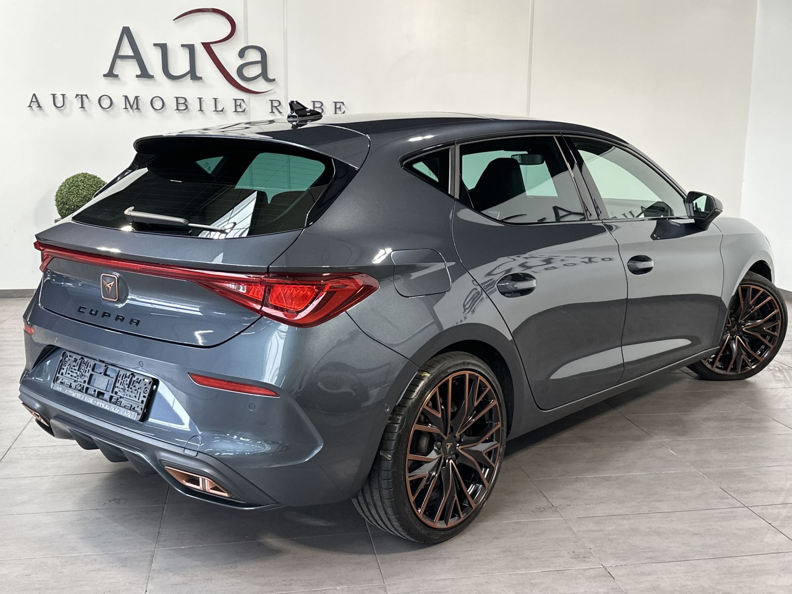 Fahrzeugabbildung CUPRA Leon 1.4 eHybrid DSG VZ NAV+LED+PANORAMA+19ZOLL