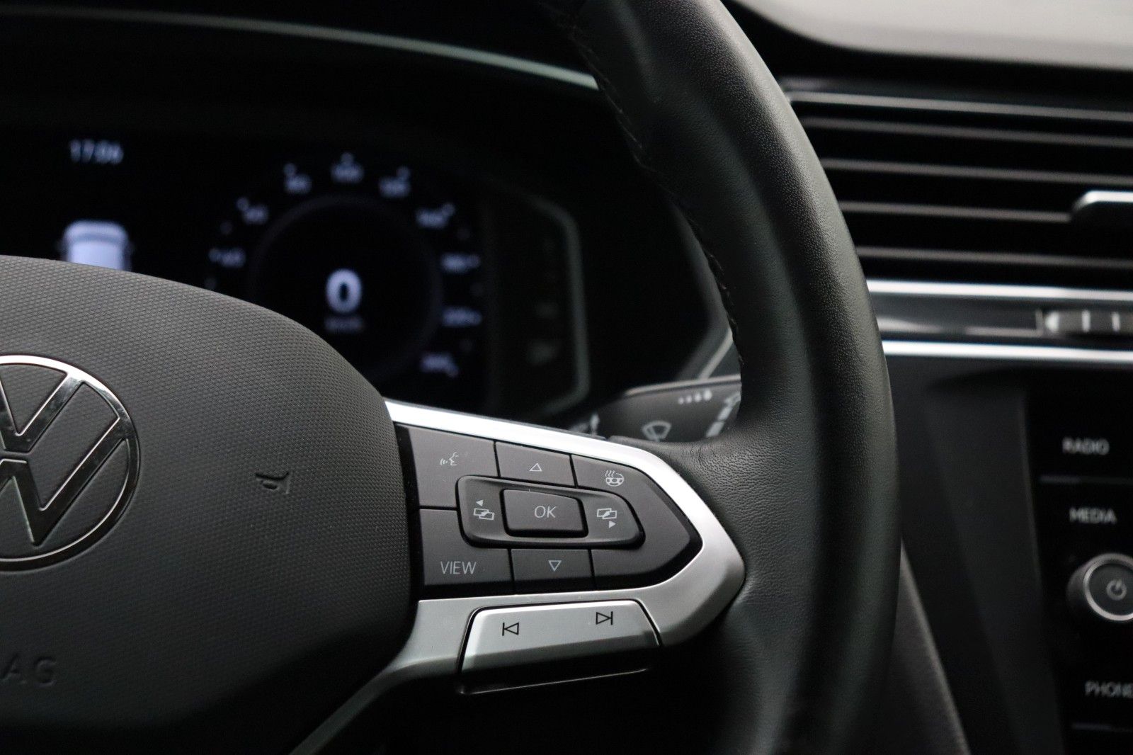 Fahrzeugabbildung Volkswagen Tiguan Elegance 2.0 ACC Matrix AHK