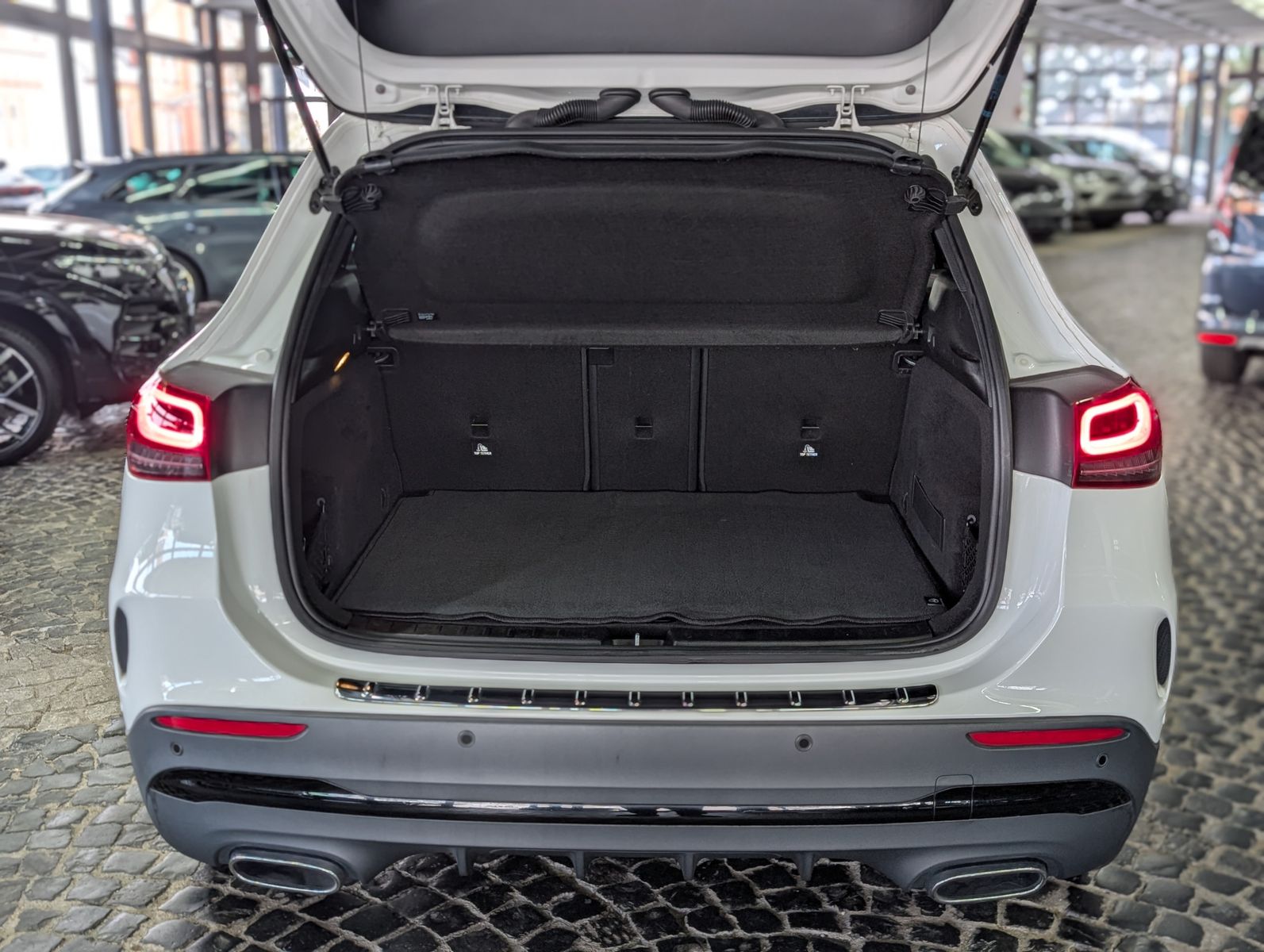 Fahrzeugabbildung Mercedes-Benz GLA 200 d AMG NIGHT PANO ALCANTARA MULTIBEAM 19"