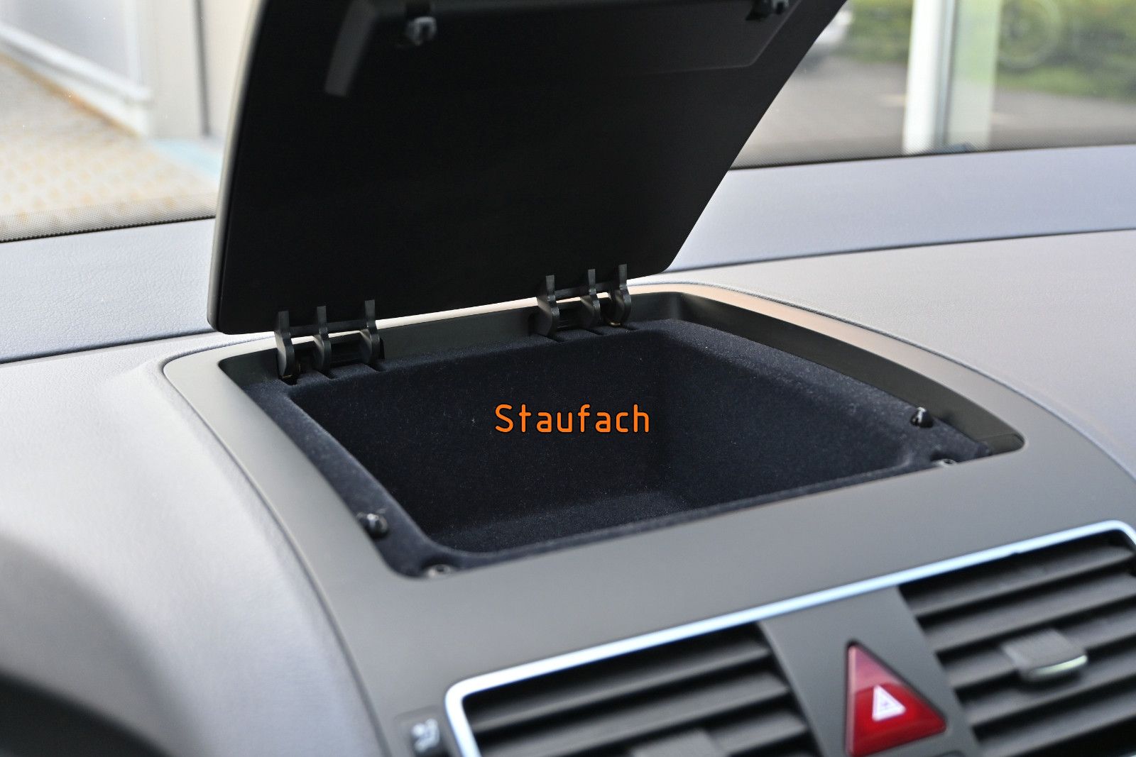 Fahrzeugabbildung Volkswagen Touran 1.2 TSI LIFE °AHK°STANDHEIZ°7-SITZE°
