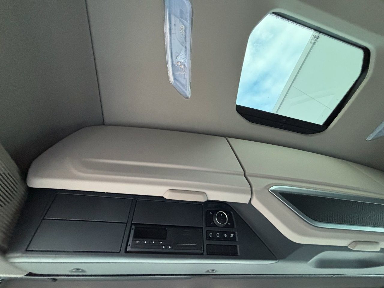 Fahrzeugabbildung DAF FAN XG 480 Swing-Board-Aufbau Mitnahmestapler