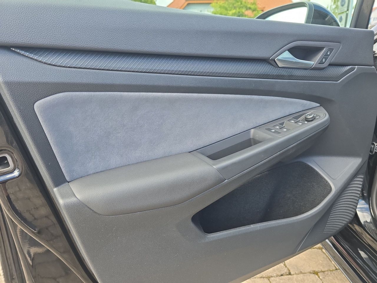 Fahrzeugabbildung Volkswagen Golf Variant R-Line 1.5 TSI IQ Pano AHK