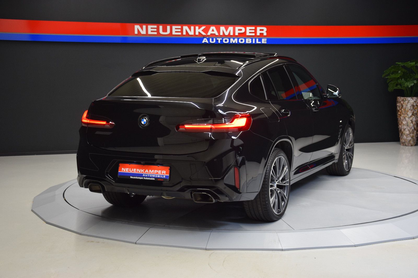 Fahrzeugabbildung BMW X4 xDrive 30 d M Sport ACC Pano Leder AHK STHZ
