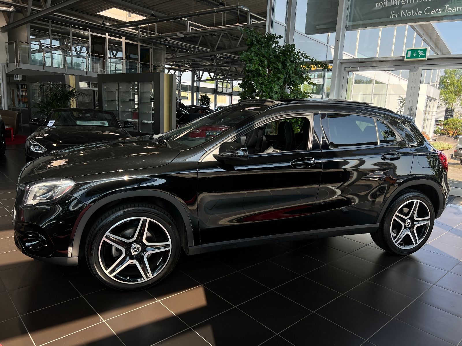 Fahrzeugabbildung Mercedes-Benz GLA 200 Night AHK PANO LED 19" AMG