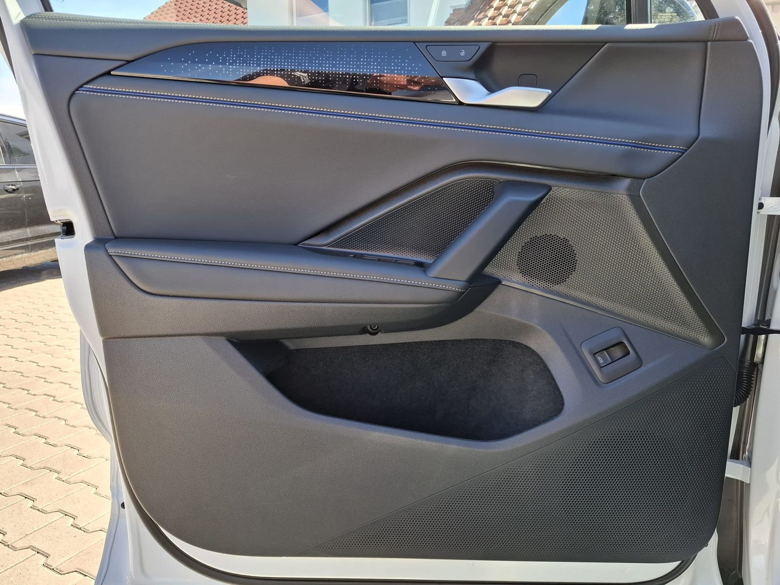 Fahrzeugabbildung Volkswagen Tiguan 2.0 TDI 4M R-Line BLACK*PAN*HK*AHK*MATRIX