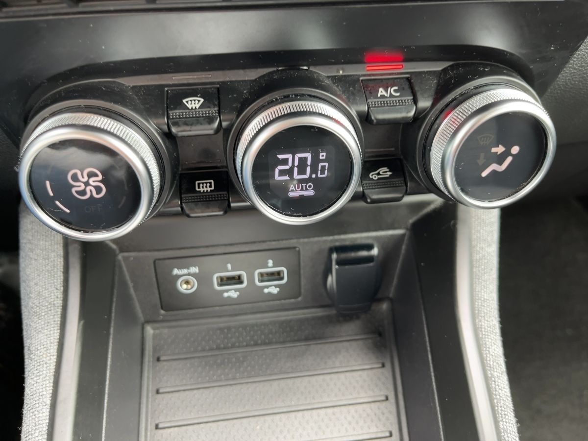 Fahrzeugabbildung Renault ZOE INTENS Batteriemiete R135 Z.E. 50 AHK abnehm - mit KI generiert/bearbeitet