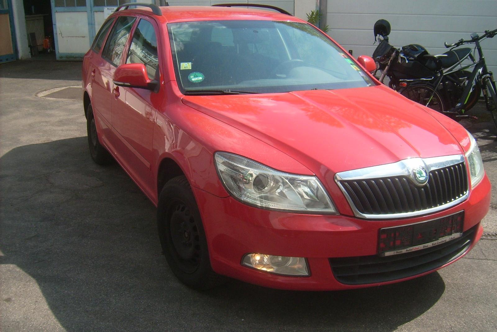 Skoda Octavia 2012 — rear view