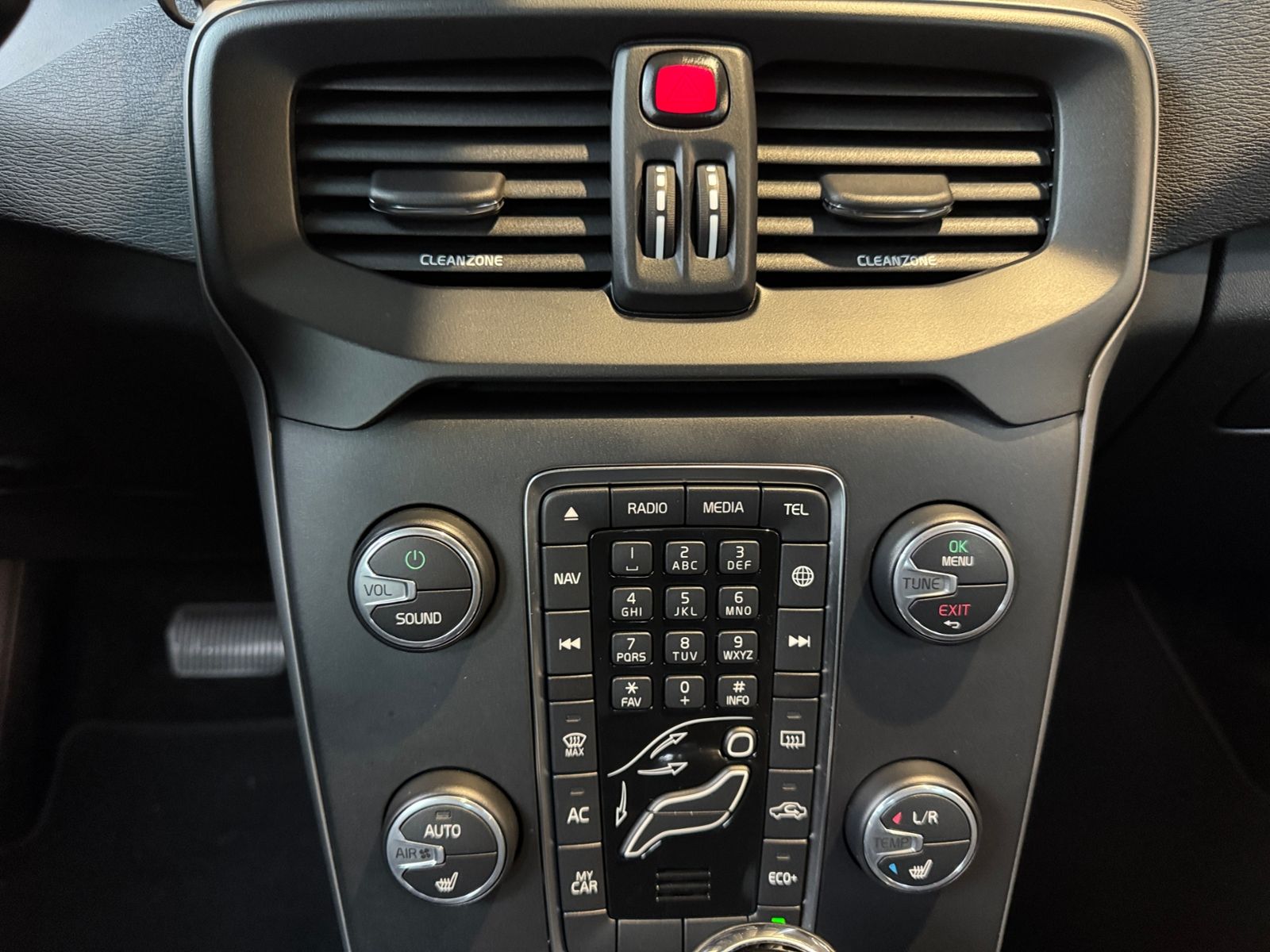 Fahrzeugabbildung Volvo V40 Cross Country Plus KLIMA LED NAVI  AHK