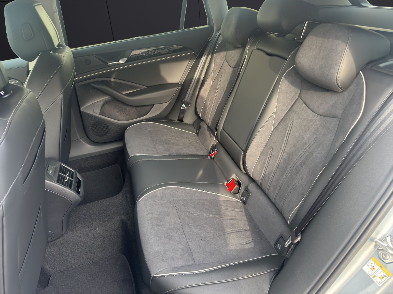 Fahrzeugabbildung Volkswagen Passat Elegance eHybrid IQ.Light ACC AHZV DAB+