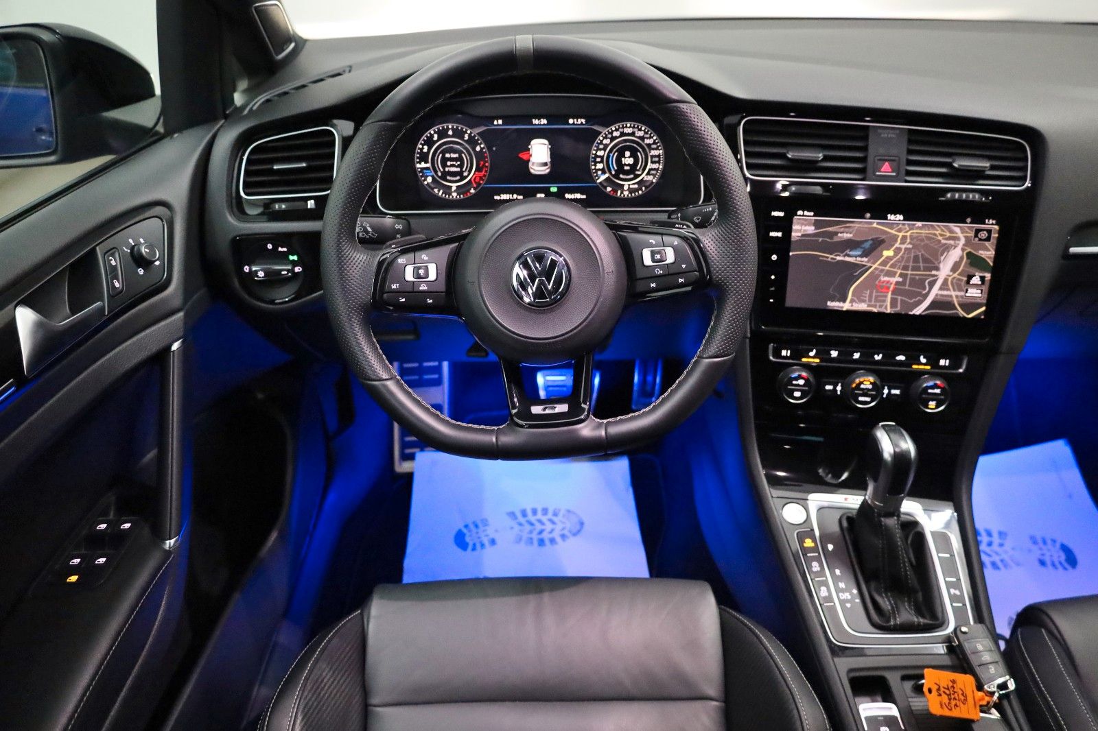 Fahrzeugabbildung Volkswagen Golf VII R, 4M,DSG,Perform,Leder,Navi, Akrapovič