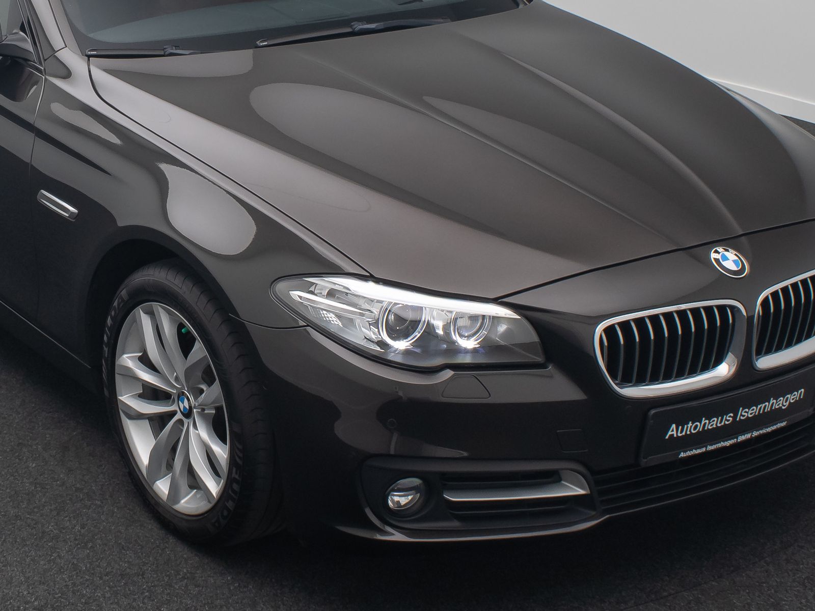 Fahrzeugabbildung BMW 520d HUD Alarm Komfortsitze SoftClose AHK Sport