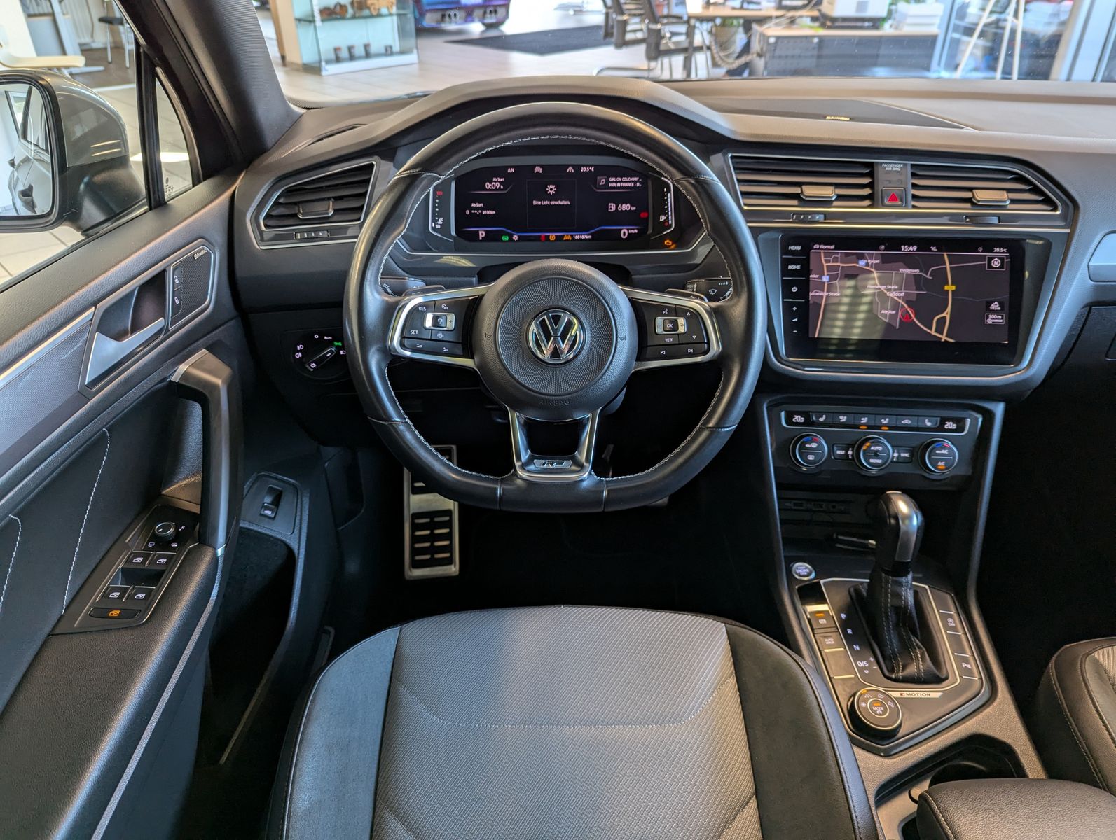 Fahrzeugabbildung Volkswagen Tiguan Allspace TDI DSG 4M 2x R-Line Pano 19 AHK