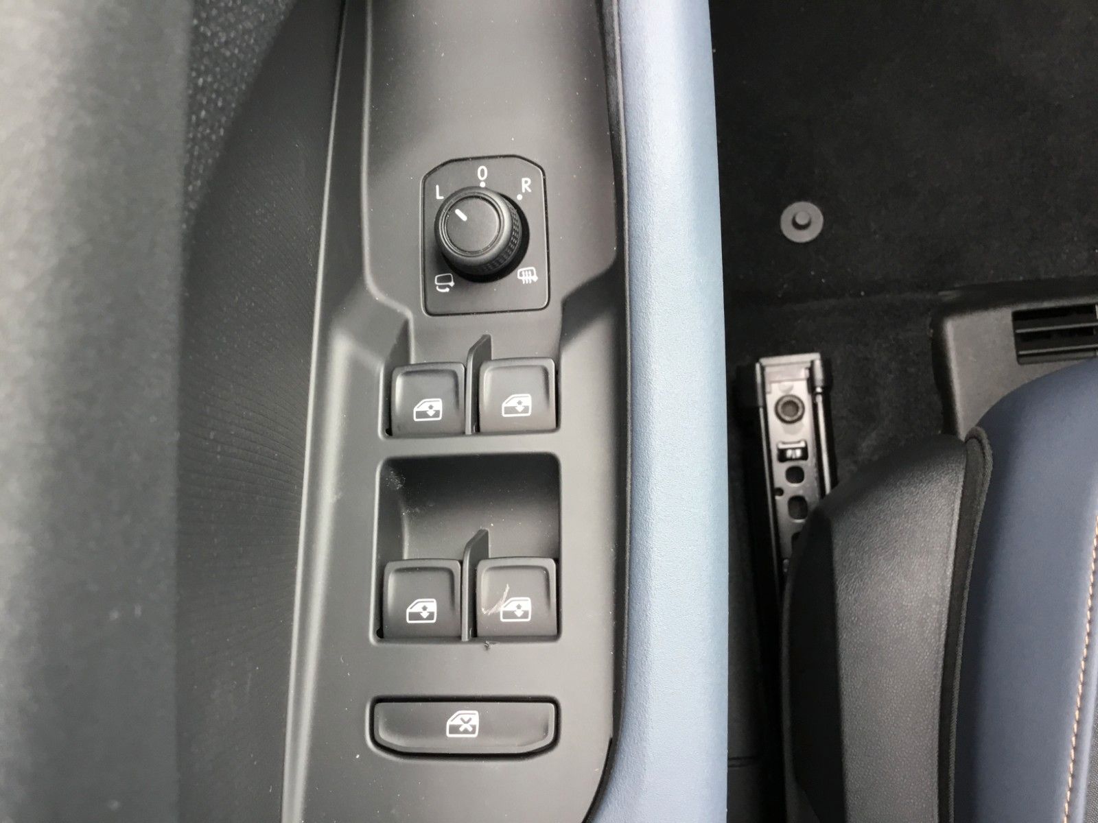 Fahrzeugabbildung CUPRA Terramar 1.5 eTSI DSG+AHK+Pano+360°+Headup+ACC