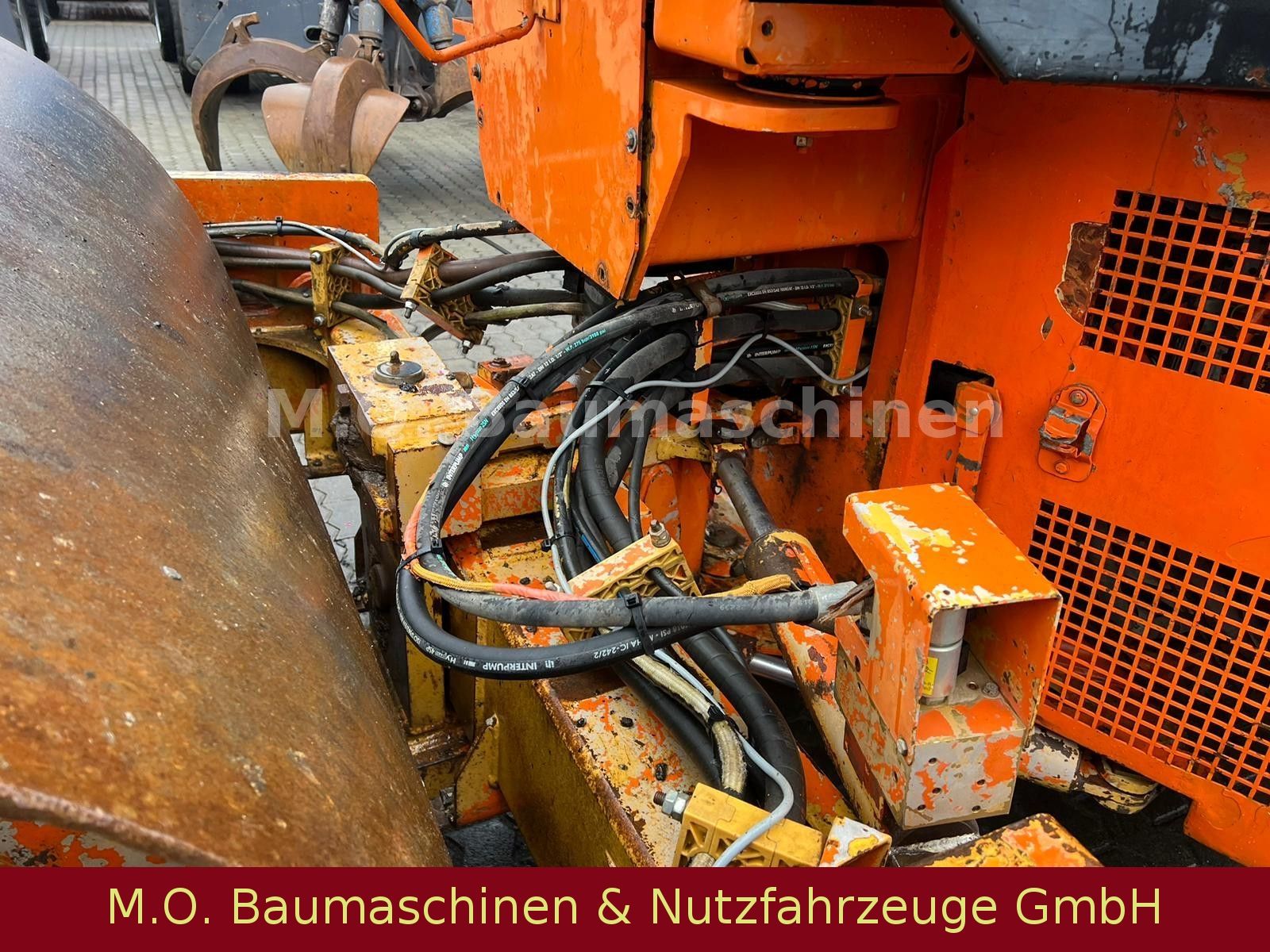 Fahrzeugabbildung CAT CB-535 B / Kombiwalze