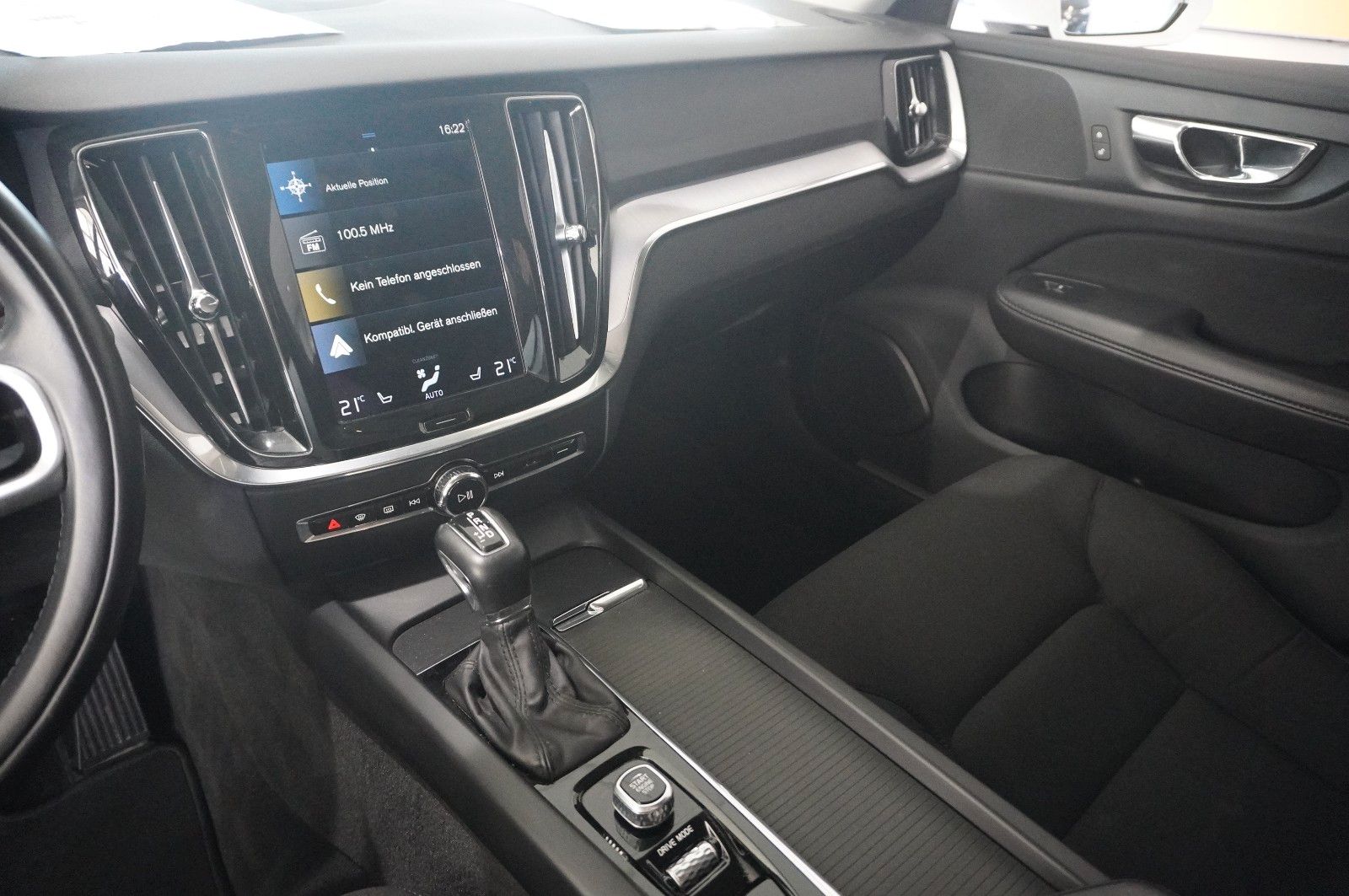 Fahrzeugabbildung Volvo V60 Kombi  MOMENTUM PRO NAVI/LED/KAMERA/SHZ/DAB+