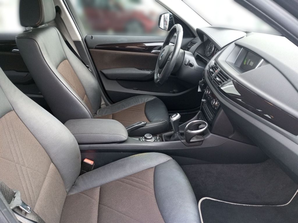 Fahrzeugabbildung BMW X1 xDRIVE 18D Panoramadach