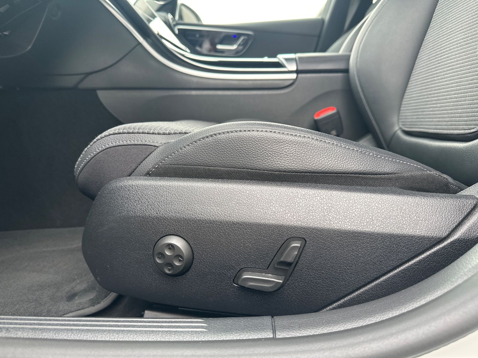 Fahrzeugabbildung Mercedes-Benz C 300 e T Avantgarde NAV+LED+AHK+KAMERA+SHZ