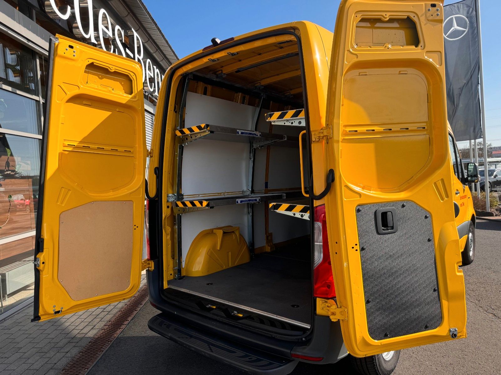Fahrzeugabbildung Mercedes-Benz eSprinter 312 DHL Regal KEP-Ausbau