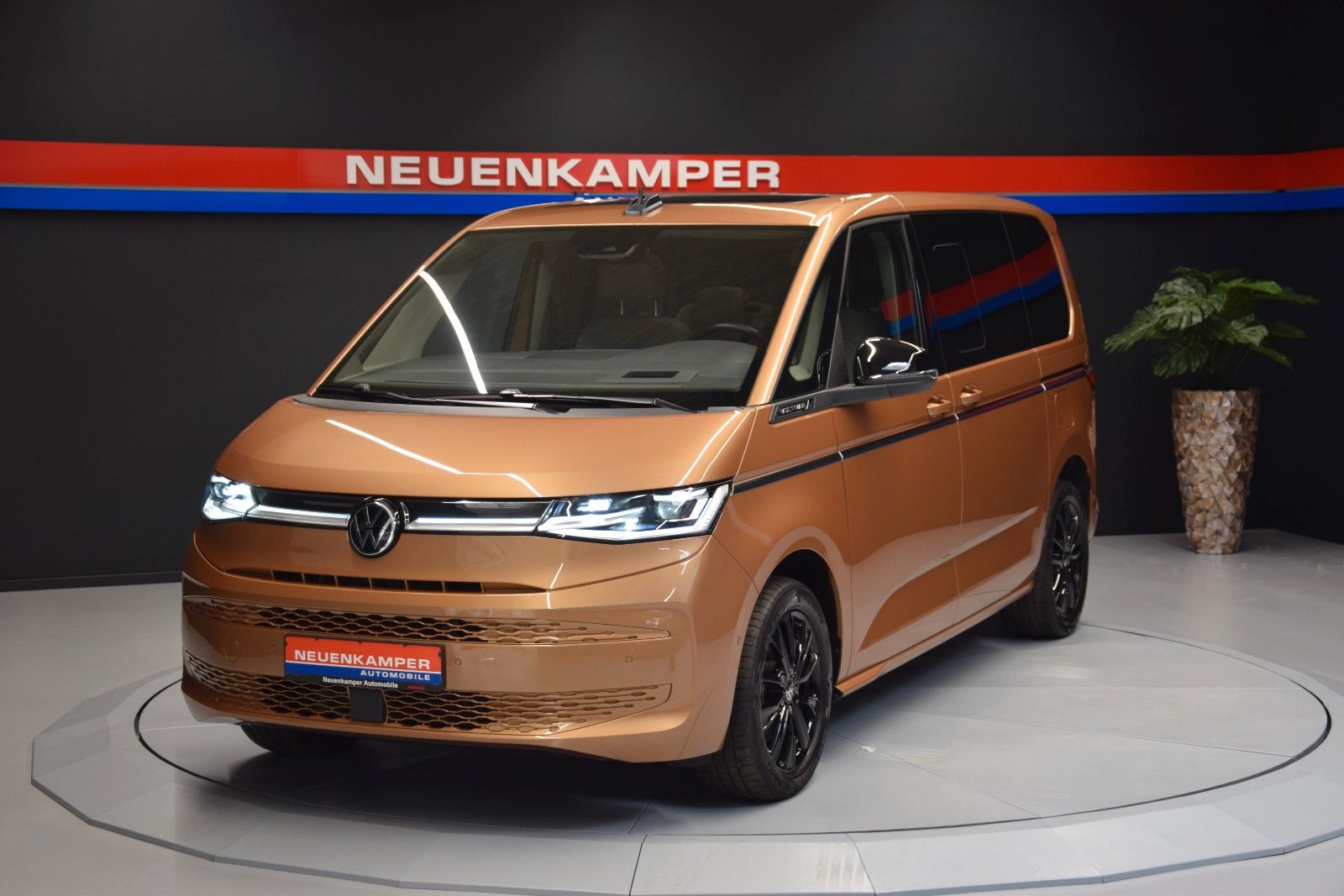 Fahrzeugabbildung Volkswagen T7 Multivan Style Pano HuD AHK vis-avis STHZ H&k