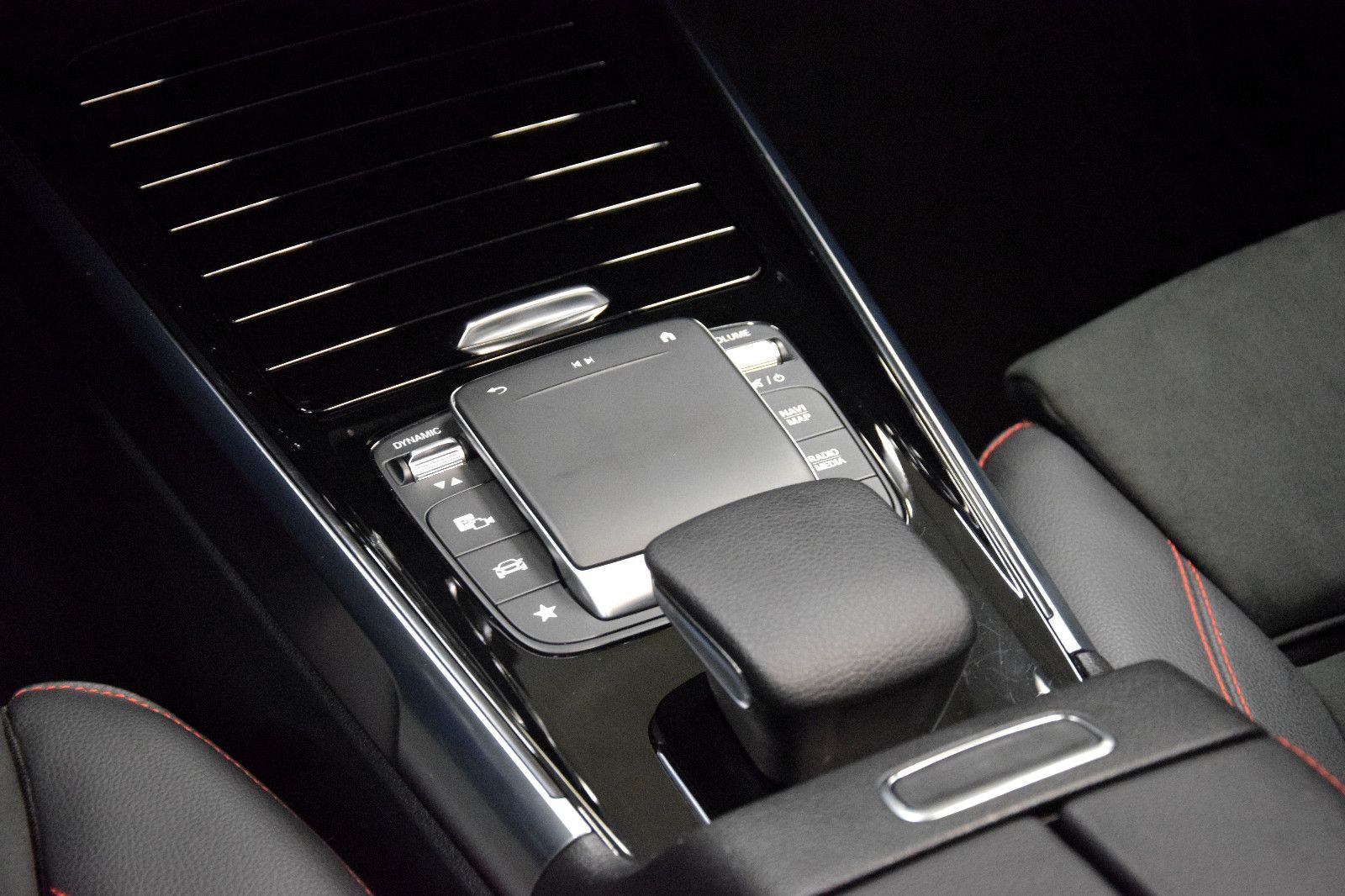 Fahrzeugabbildung Mercedes-Benz GLB 200d AMG-Line Panorama el.AHK Kamera Widescr