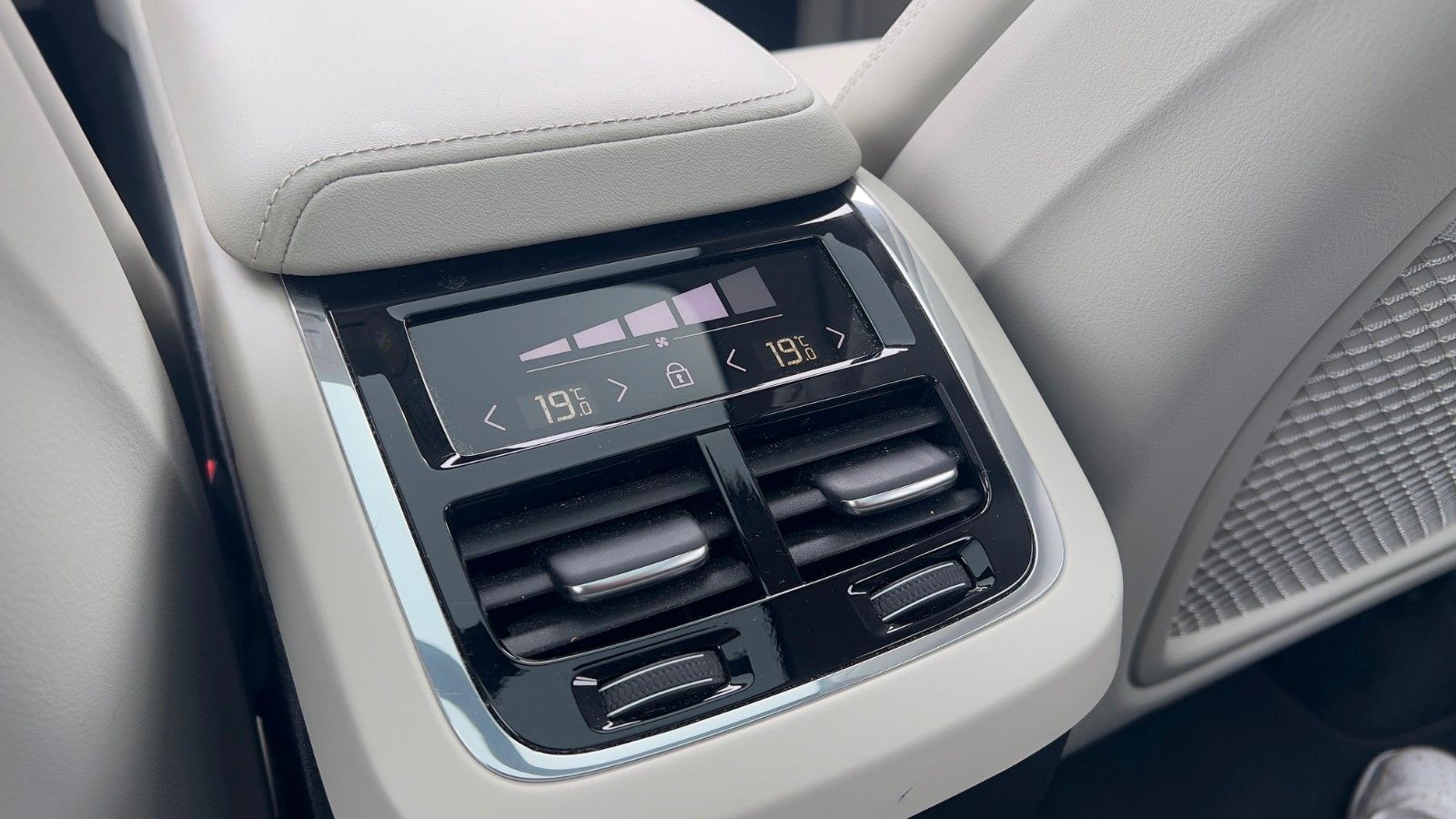 Fahrzeugabbildung Volvo XC60 B5 D Ultimate Bright AWD*AHK*STHZG*Massage*