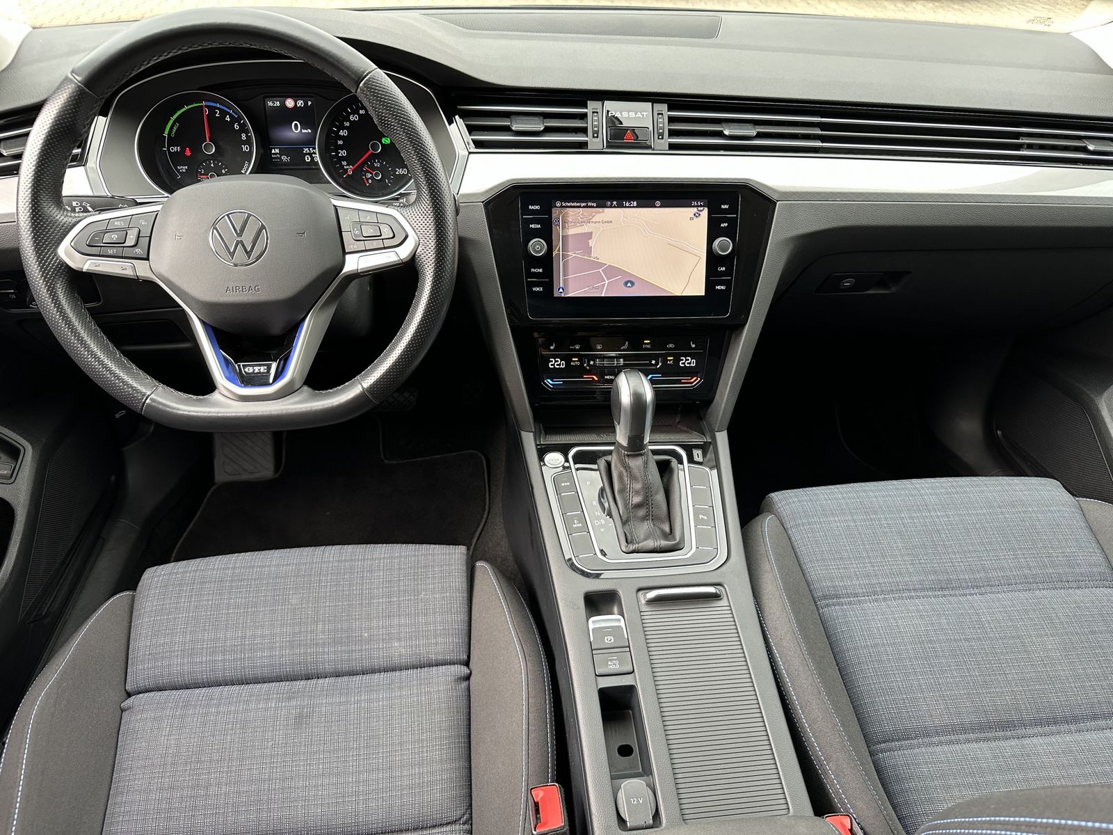 Fahrzeugabbildung Volkswagen Passat Variant 1.4 TSI DSG GTE NAV+LED+ACC+KAM
