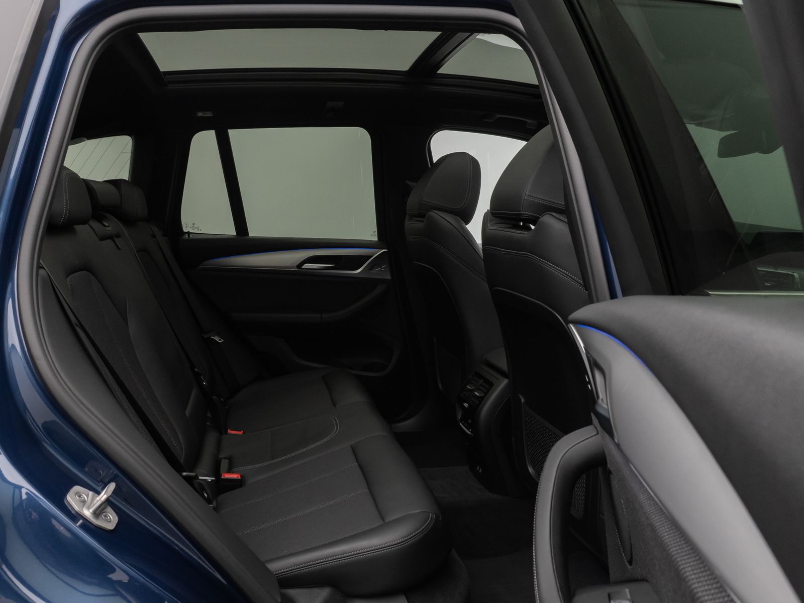 Fahrzeugabbildung BMW X3 xD20d xLine Kamera Panorama DAB HUD HiFi AHK