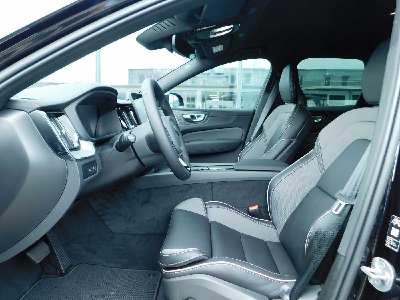 Fahrzeugabbildung Volvo XC60 T8 AWD Plus Black Edit. 'HEAD-UP-DISPLAY'