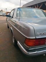 Mercedes-Benz  W123 CE 230 - Mercedes-Benz E 230 mit Benzin-Antrieb