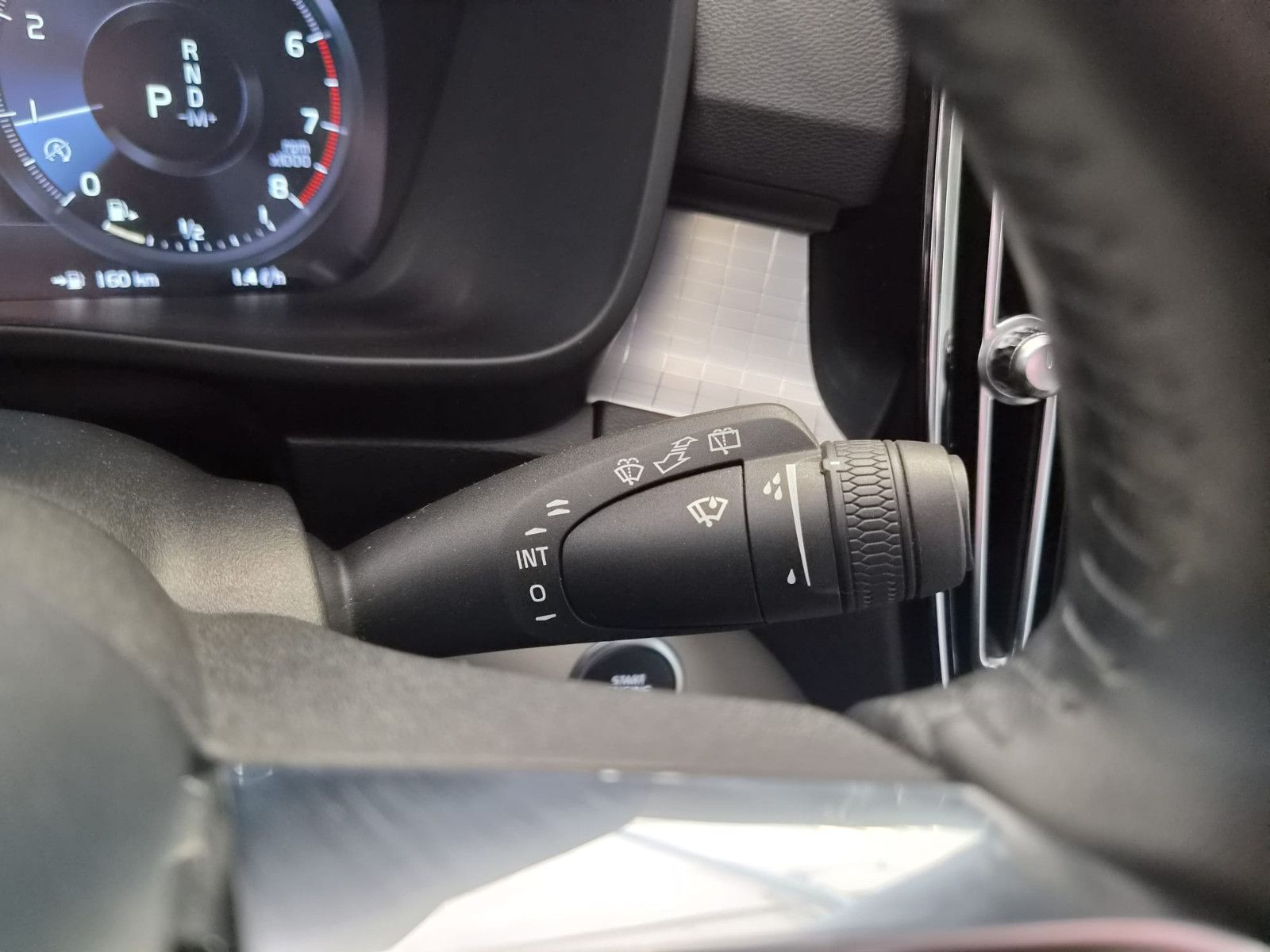 Fahrzeugabbildung Volvo XC 40Momentum AWD / H&K Sound / 1. Hand / S-HEFT