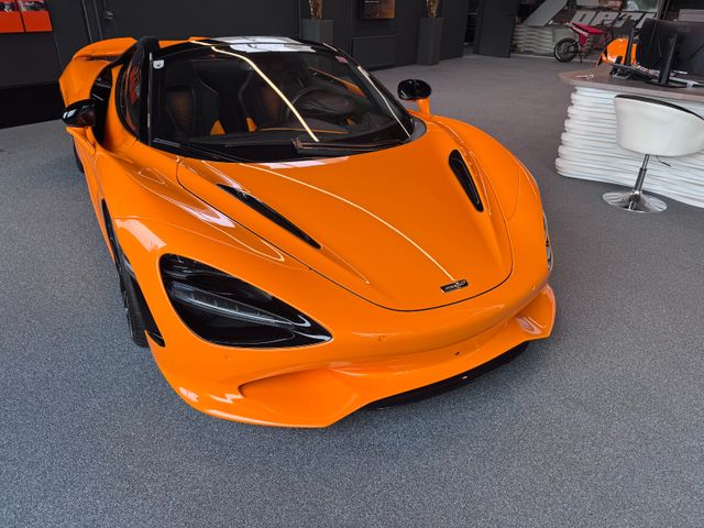 MCLAREN 750S