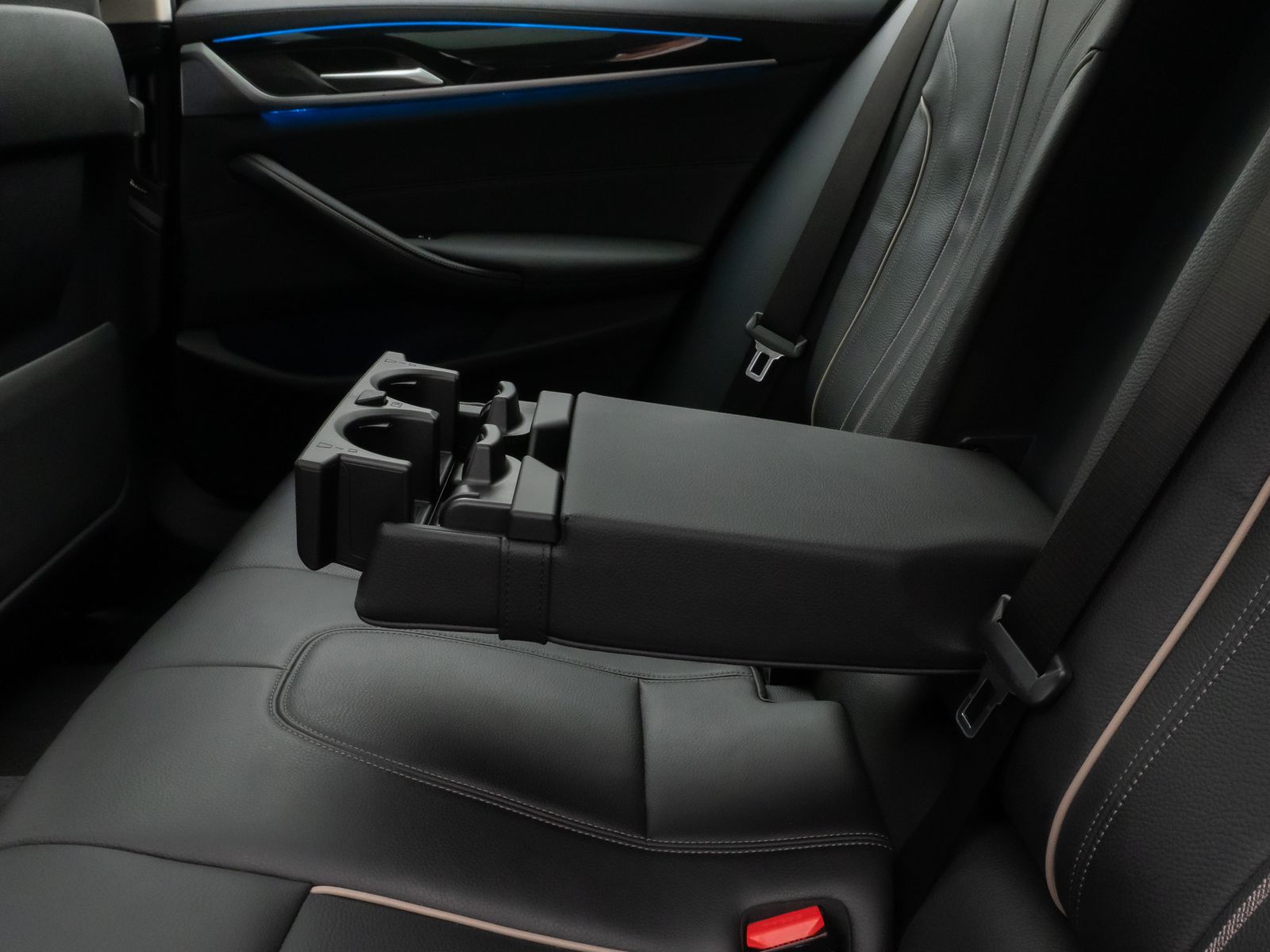Fahrzeugabbildung BMW 530e Luxury Line Panorama Kamera HUD DAB 4xKlima