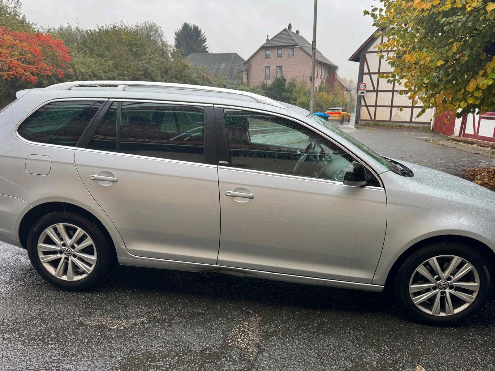 Volkswagen Golf 2011 — rear view