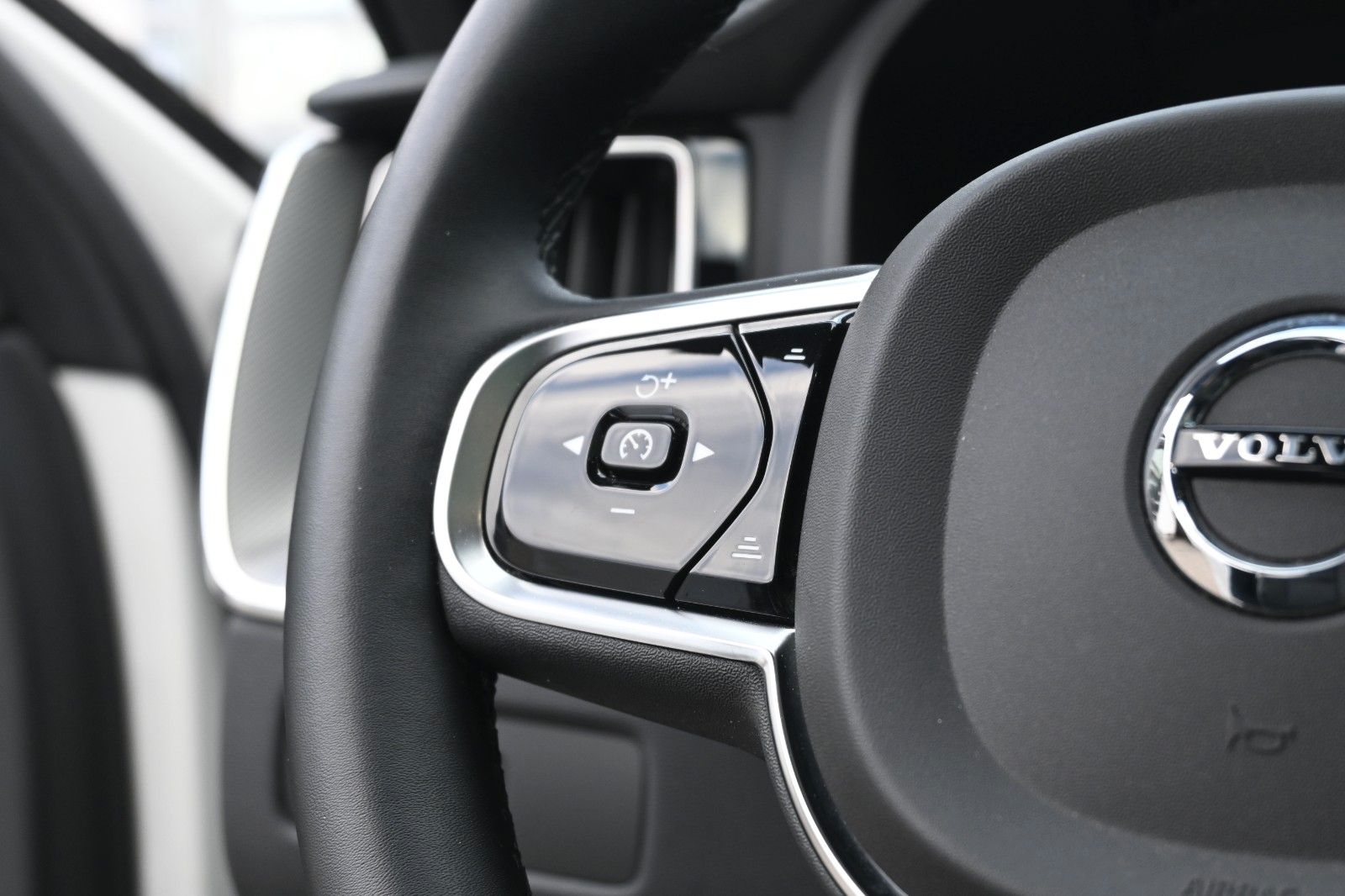 Fahrzeugabbildung Volvo XC60 B4 Ultimate Dark AWD*LUFT*360°*SDTHZG*LED