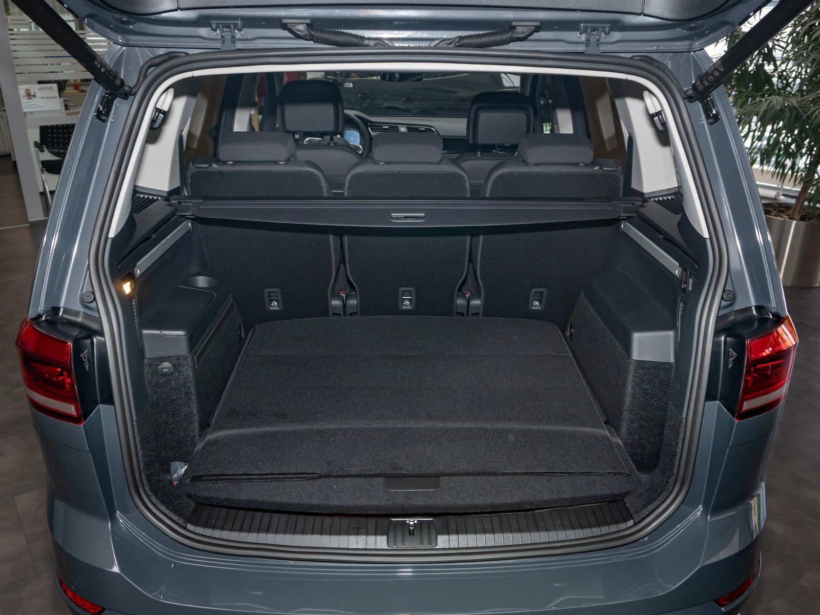 Fahrzeugabbildung Volkswagen Touran Highline R-Line TSI DSG *AHK*Standhzg*7-S
