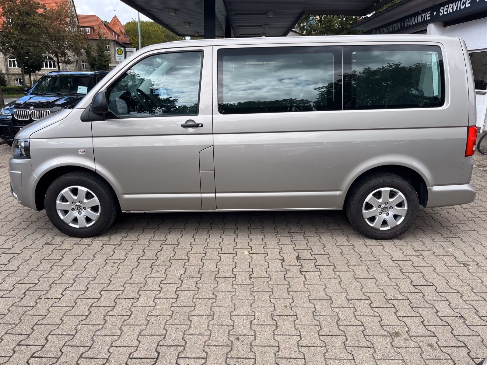VOLKSWAGEN T5 MULTIVAN 2.0 TDI 140ch - STARLINE - ATTELAGE - PARK ASSIST AVANT/ARRIÈRE - CHAUFFAGE AUXILIAIRE - 1 ERE MAIN