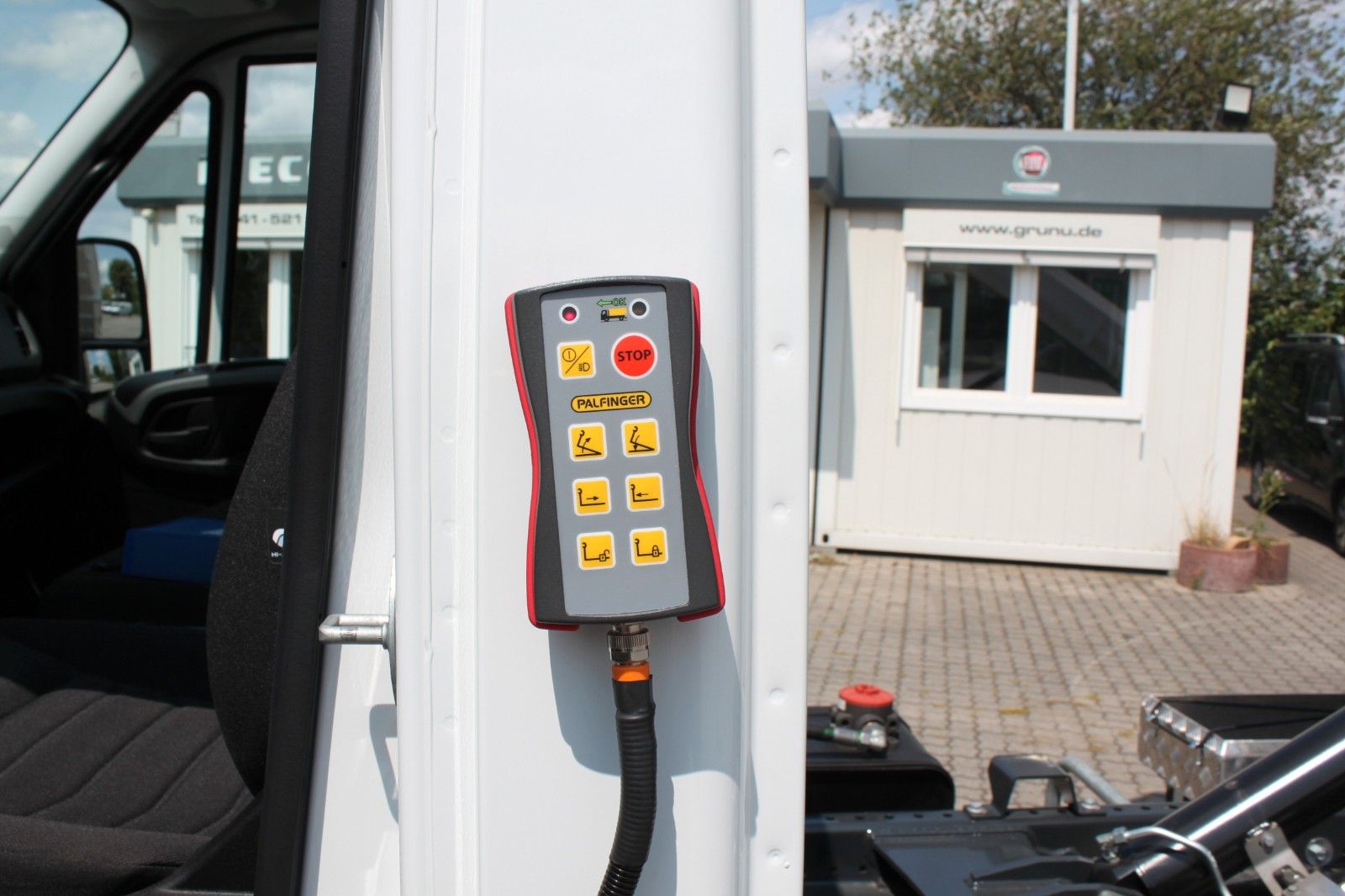 Fahrzeugabbildung Iveco Daily 72 C 18H/P Abrollkipper Palfinger mit Cont