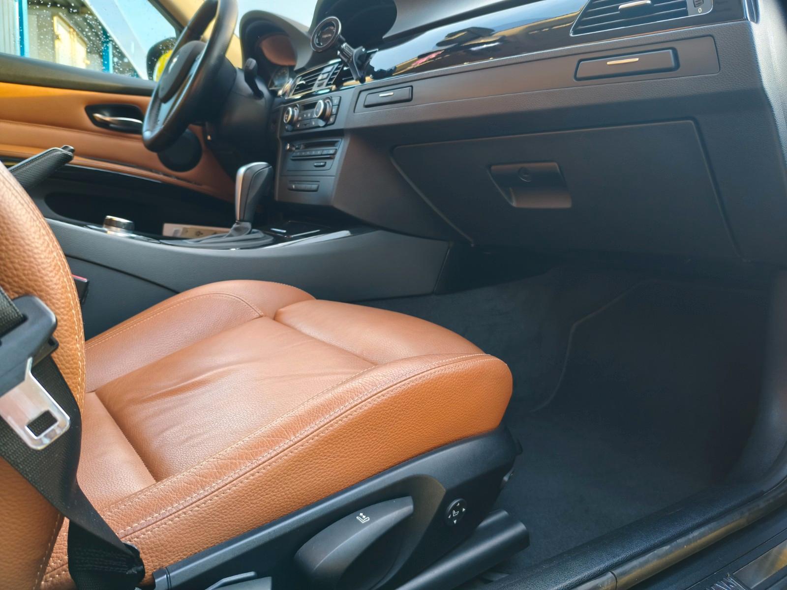BMW 325 2010 — interior