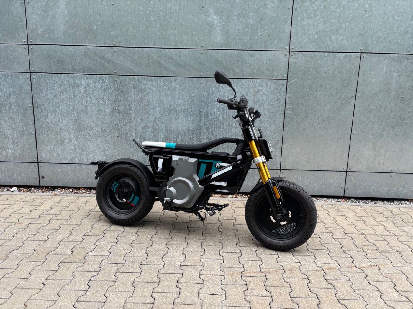 Fahrzeugabbildung BMW CE 02 Highline Paket Schnellader