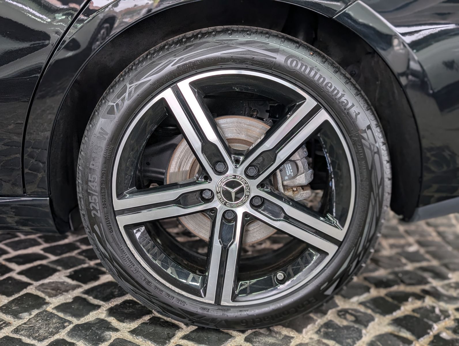 Fahrzeugabbildung Mercedes-Benz CLA 220 d SB MULTIBEAM LEDER DISTR HIGHEND 18