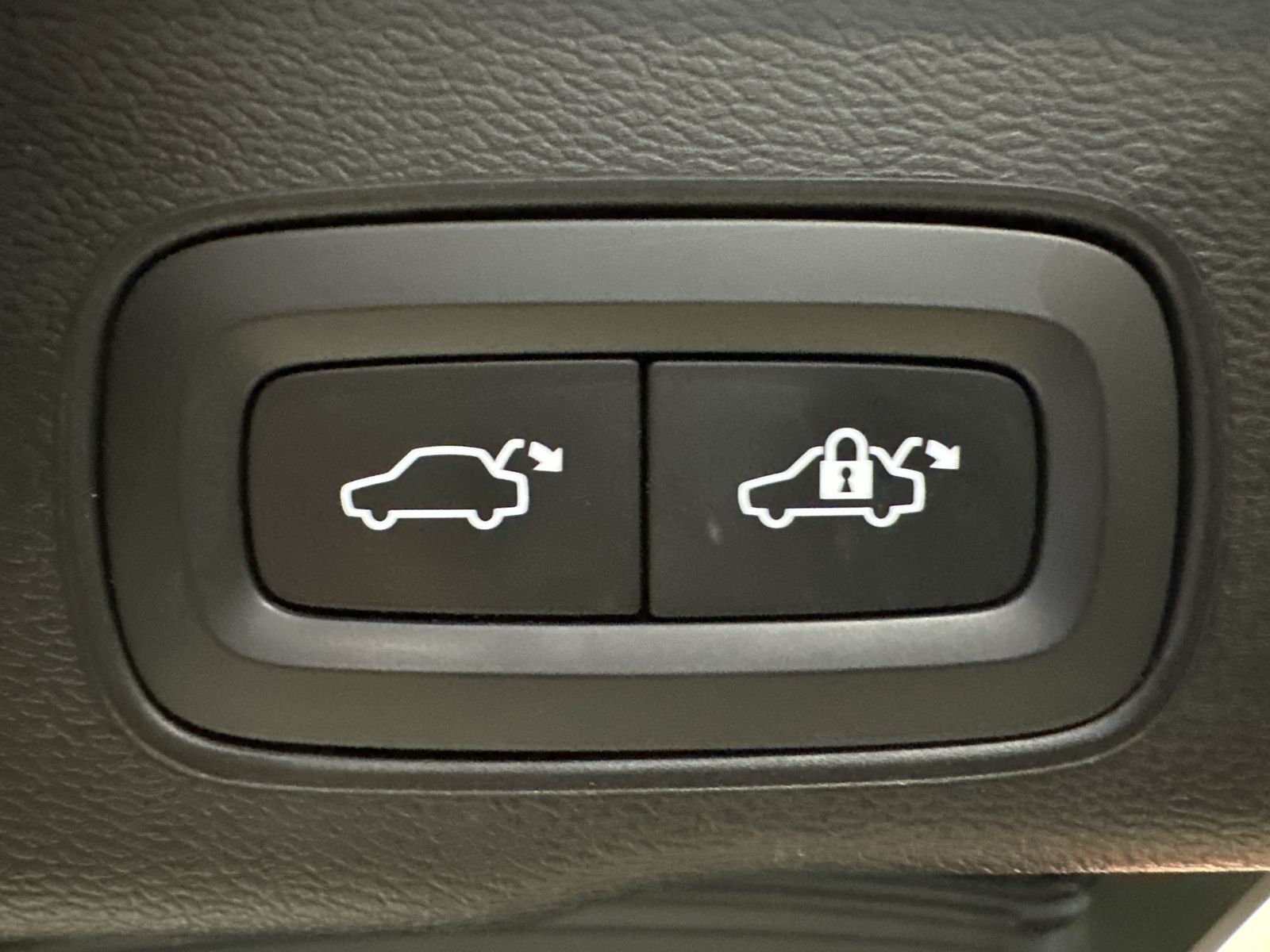 Fahrzeugabbildung Volvo XC60 T6 AWD Recharge Plus Dark NAV+LED+VCOCK+KAM