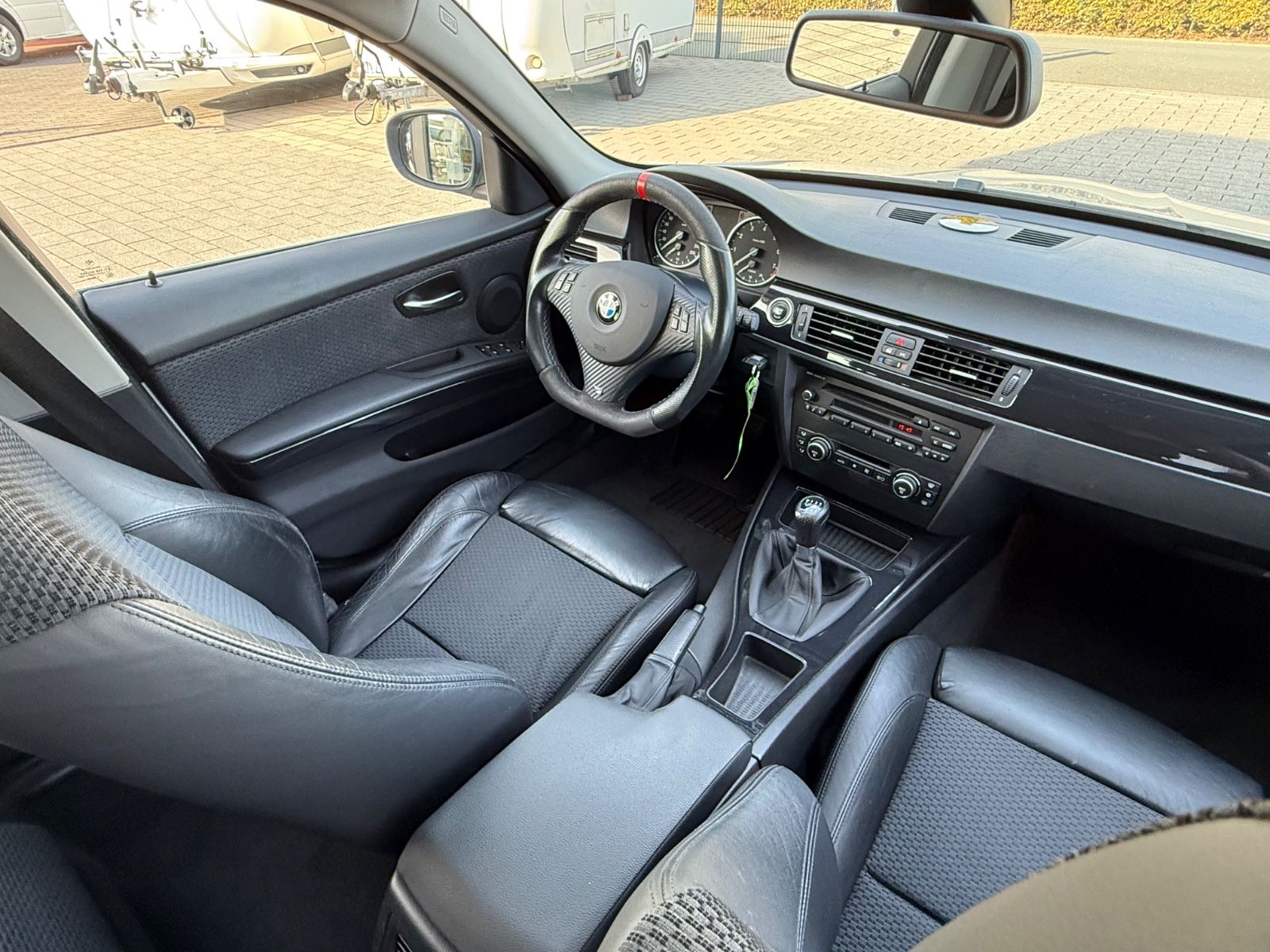 Fahrzeugabbildung BMW 325 i Touring PANO KLIMAAUTO XENON WINTERRÄDER