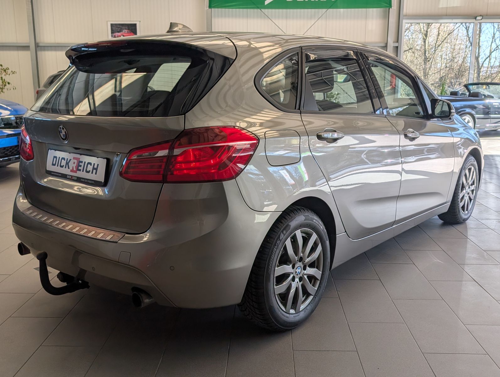 Fahrzeugabbildung BMW 220 i Active Tourer Advantage Navi Cam Pano AHK