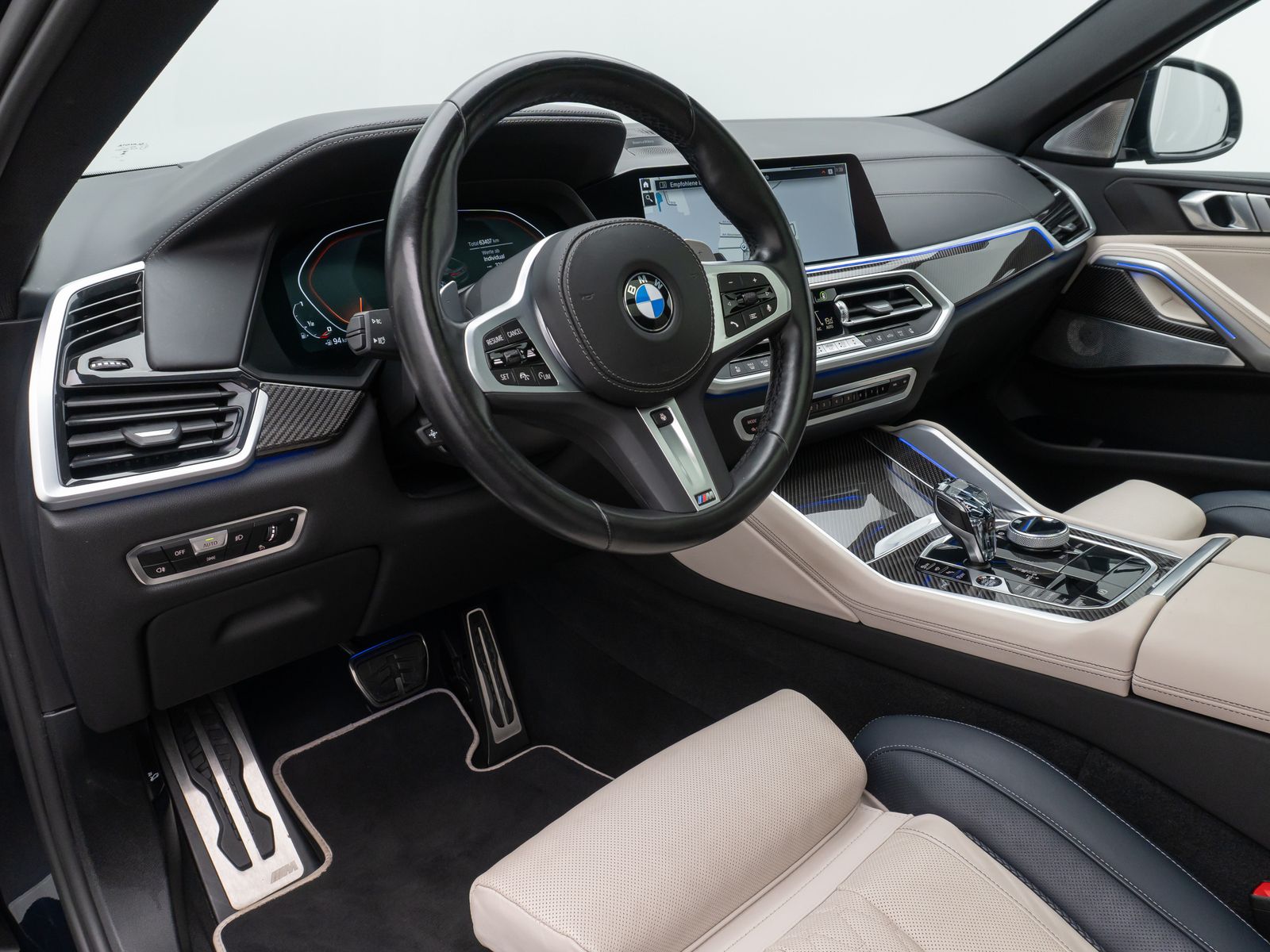 Fahrzeugabbildung BMW X6 M50i Panorama Laser 360°HUD B&W SoftCL 22Zoll