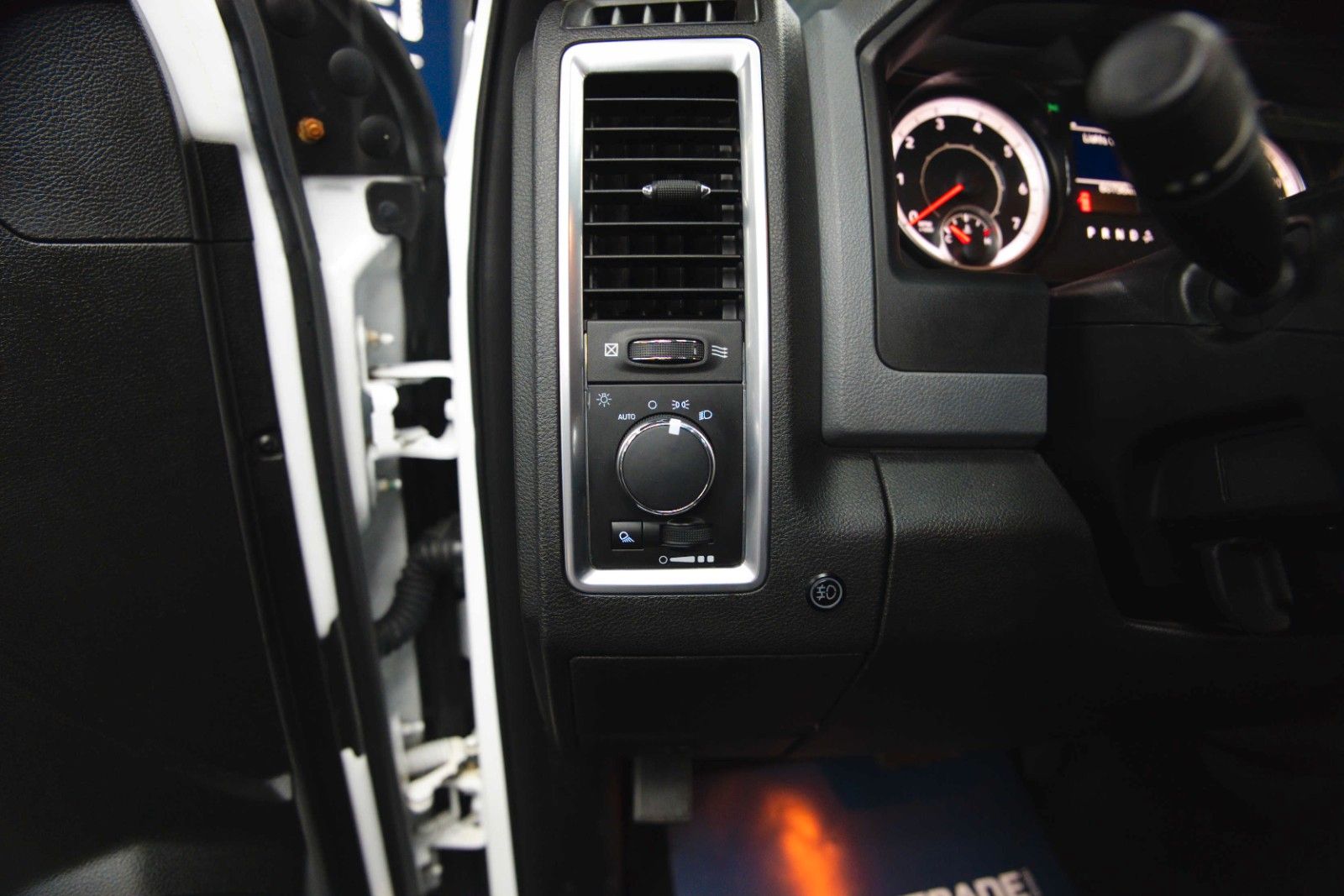 Fahrzeugabbildung Dodge RAM 5.7 V8 HEMI 4x4 OFFROAD Night-Paket LONGBED