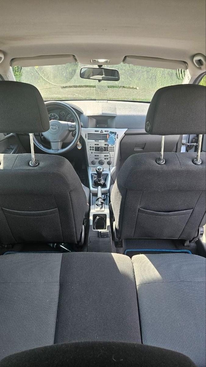Opel Astra 2010 — photo 12