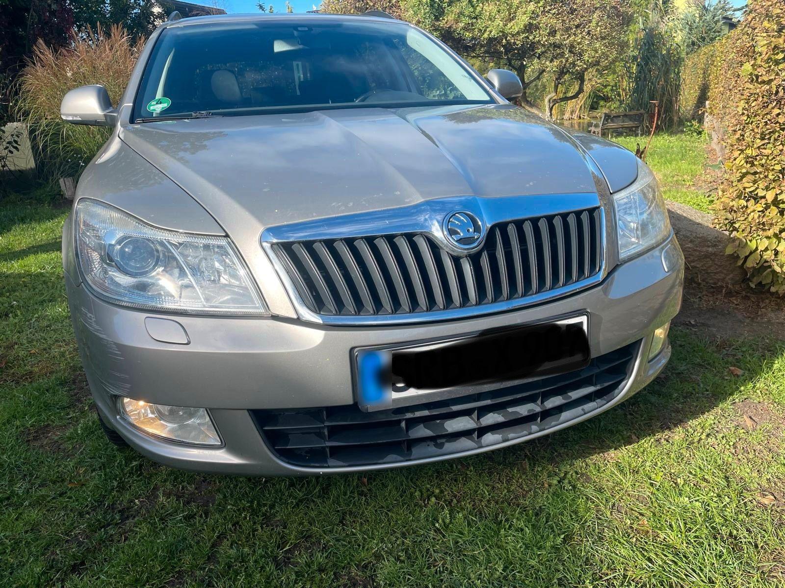 Skoda Octavia 2011 — салон